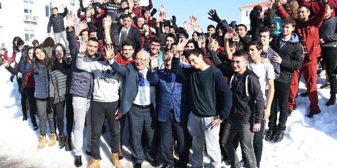 Kent Merkezinde Kar Gören Mersinliler, Kartopu Oynadı