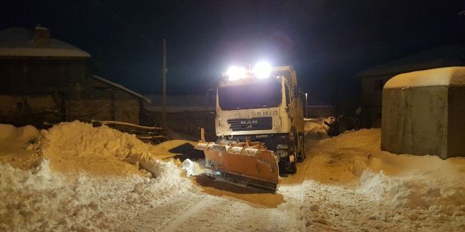 Ankara Büyükşehir’in Çevre İlçelerdeki Karla Mücadelesi Devam Ediyor