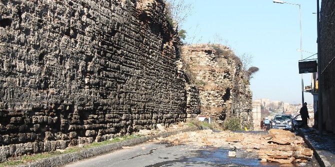 Sulukule’de Surlar Servis Aracının Üzerine Düştü