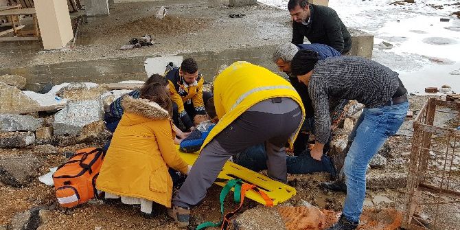 4 Katlı Binanın Çatısından Düşen Müteahhit Ağır Yaralandı