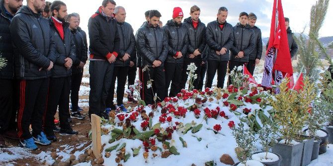 Elazığspor, Kahraman Şehidin Kabrini Ziyaret Etti