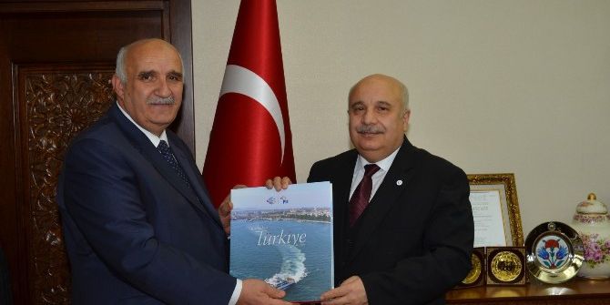 Ptt Başmüdürü Gönül Rektör Gönüllü’ye Kitap Hediye Etti