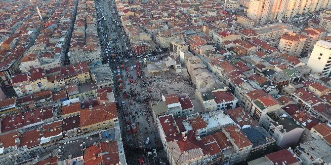 Zeytinburnu’nda Çöken Binanın Enkazı Havadan Görüntülendi