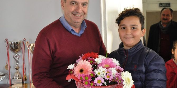 Ayvalık’ta Kent Konseyi Çocuk Meclisi’nden Başkan Gençer’e Ziyaret