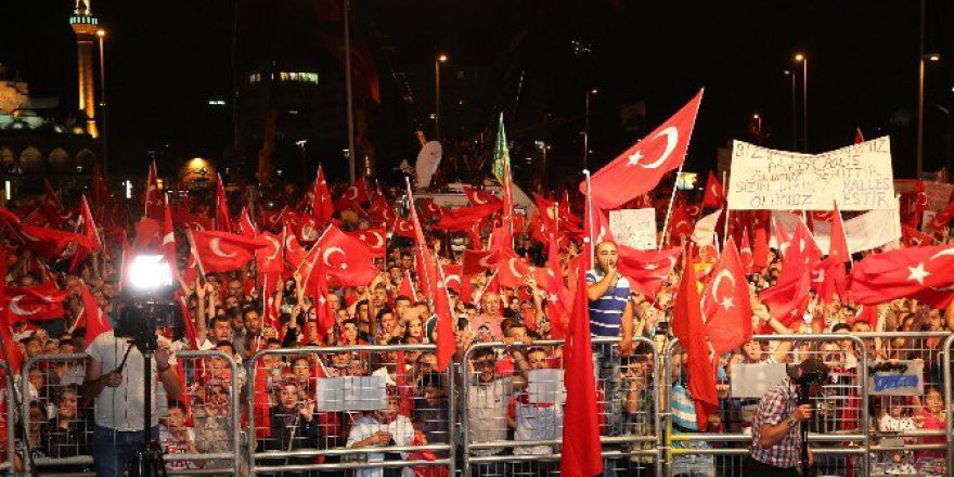 Başkan Çelik, Demokrasi Nöbetinde Yine Meydanlardaydı