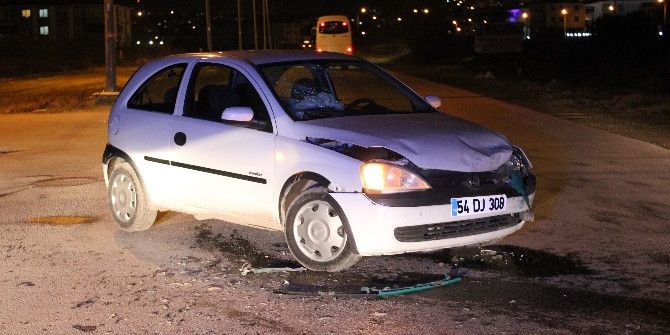 İki Otomobil Kafa Kafaya Çarpıştı: 3 Yaralı