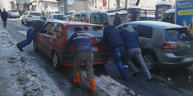 Yolda Biriken Kar Sürücüleri Perişan Etti