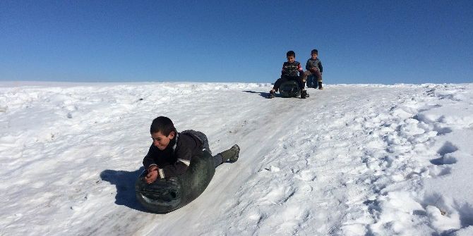 Çocukların Bidonla Kayak Keyfi