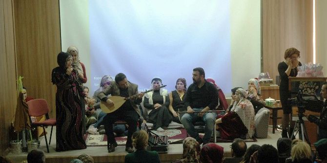 Ev Hanımları Sergiledikleri Tiyatroda Usta Oyunculara Taş Çıkardı