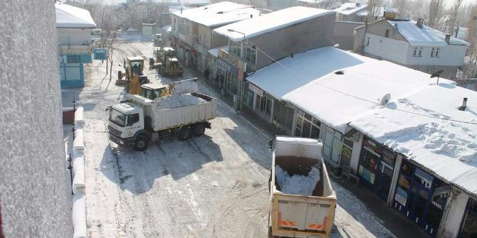 Tutak Belediyesi Kar Temizleme Çalışmalarına Başladı