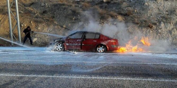 Seyir Halindeki Otomobil Alev Alev Yandı