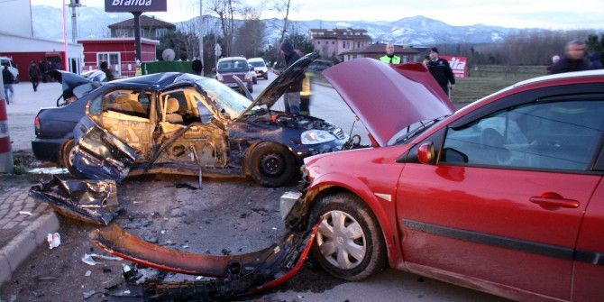 Kocaeli’de Trafik Kazası: 4 Yaralı