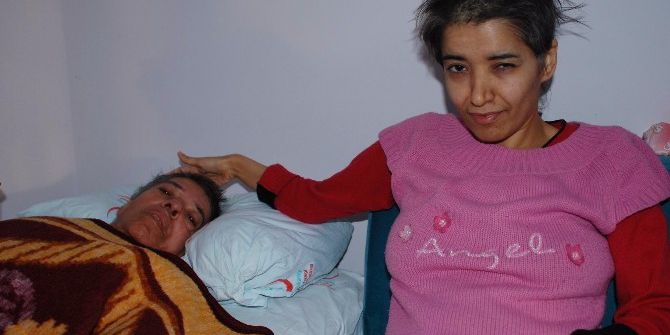 Yatalak Anneye Engelli Kızı Bakıyor