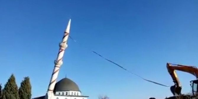 Tehlike Arz Eden Minare Kepçe Yardımıyla Yıkıldı