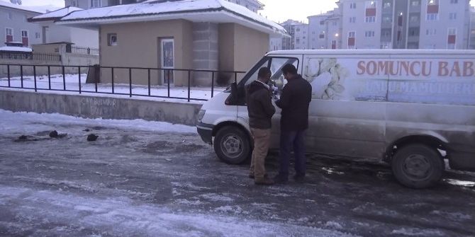 Her Yerde Dedesinden Kalma Kedisini Arıyor