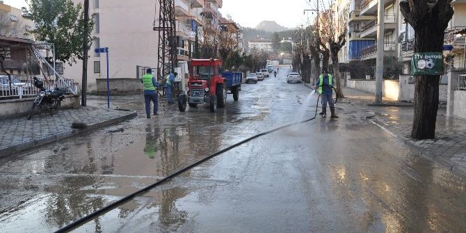 Salihli’de Cadde Ve Sokaklar Temizleniyor