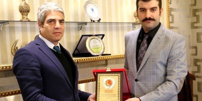 Tayini Çıkan Emniyet Müdürü Mahmut Çetin’e Plaket
