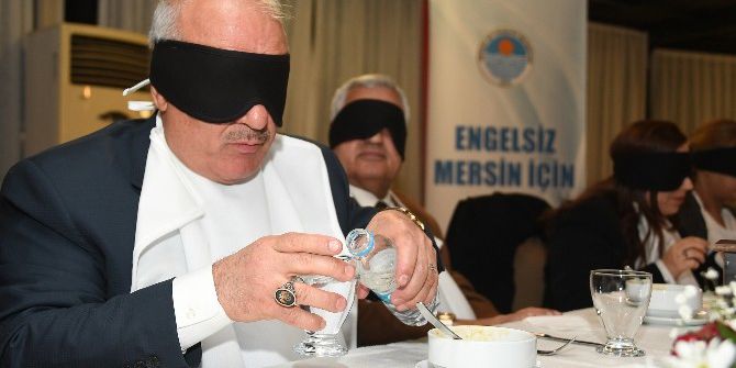 Görme Engellilerle Empati Kurmak İçin Karanlığı Tattılar