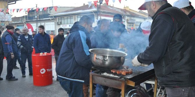 Esnaftan Yüzlerce Kişiye Sucuk Ekmek İkramı