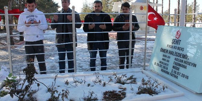 Polis Özel Harekat Adayları Ömer Halisdemir’in Kabrini Ziyaret Ediyor