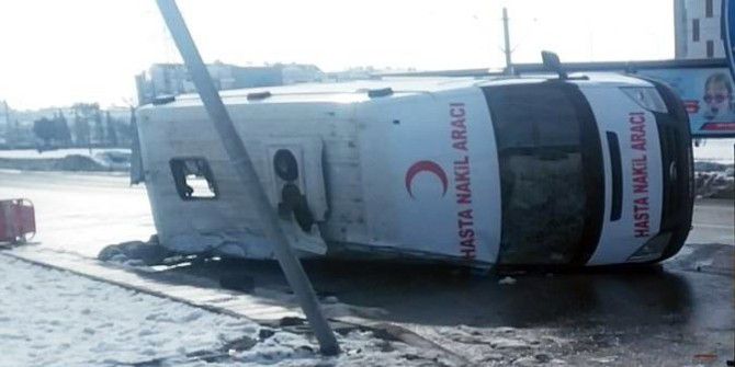 Hasta Nakil Ambulansı Otomobille Çarpıştı: 4 Yaralı