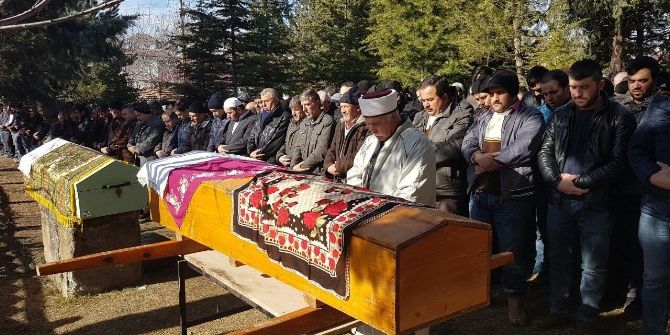 Evlerinde Ölü Bulunan Çift Toprağa Verildi