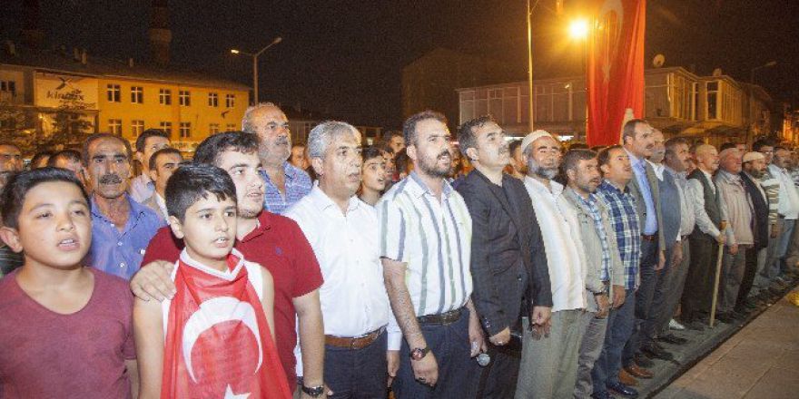 Darbeye "İstiklal Marşı" İle Tepki