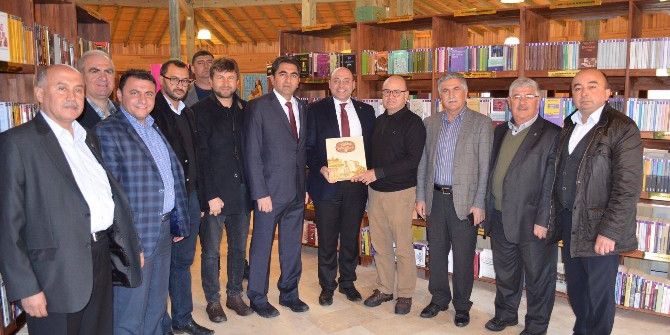 Başkan Ali Çetinbaş’tan, Gediz Kütüphanesi’ne ’Kütahya Tarih Atlası’