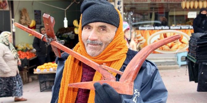 Kağnı Ve Kara Saban Satarak Geçimini Sağlıyor