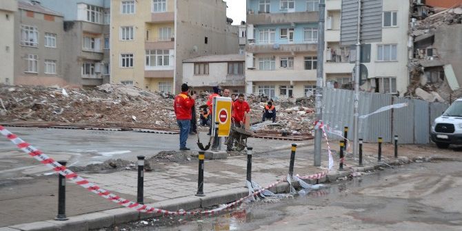 Çöken Binanın Enkazı Caddeden Kaldırıldı