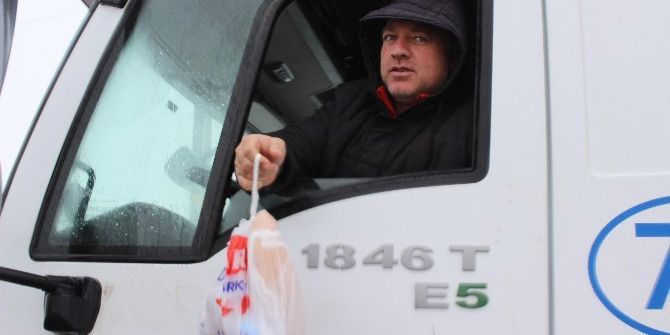 Edirne Belediyesinden Tır Şoförlerine Kumanya Desteği