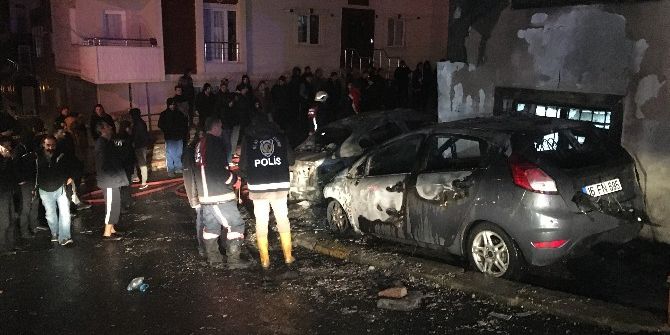 Sancaktepe’de Park Halinde Bulunan İki Otomobil Alev Alev Yandı
