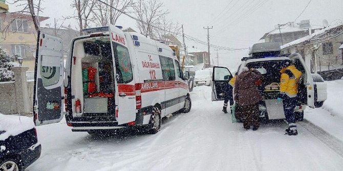 Afyonkarahisar 112 Ekibi Zorlu Doğa Şartlarına Meydan Okuyor