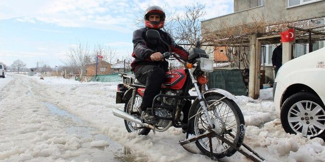 Karda İşe Gidemeyince Kendi Kızak Motorunu Yaptı