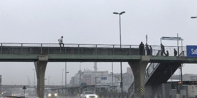 Metrobüs Üst Geçidinde İntihara Kalkışan Genci Polis Böyle Kurtardı