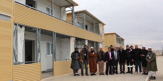 Pakistanlı Heyet, Suriyeli Yetim Çocuklara Ayakkabı Ve Giysi Dağıttı