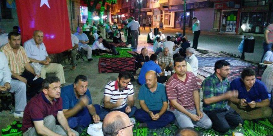 Alaplı’da Demokrasi Nöbeti Sürüyor