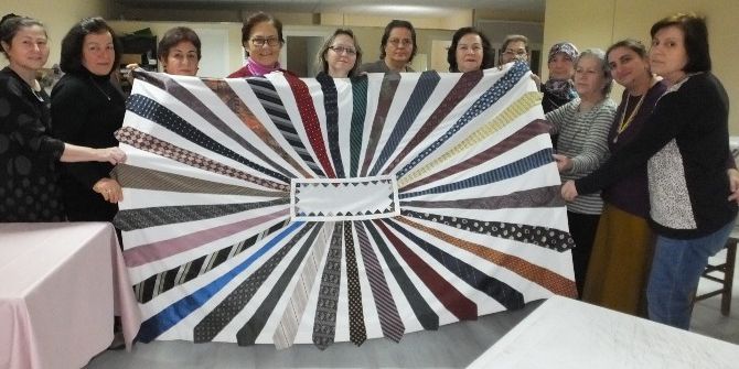 Kullanılmayan Kravatlardan Masa Örtüsü Yaptı