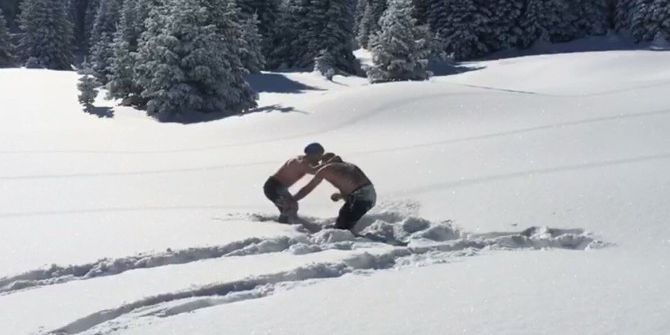 Kar Üzerinde Güreş Tuttular