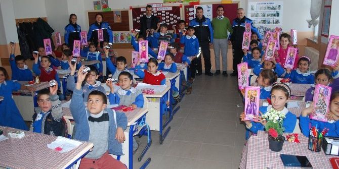 Ağrı’da Oyuncak Silah Teslim Eden Çocuklara Araba Ve Bebek