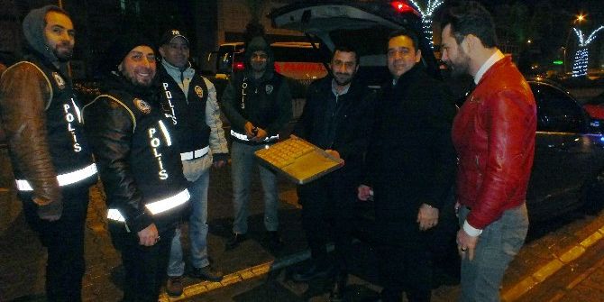 Denetim Yapan Polise Vatandaştan Tatlı Ve Çay İkramı
