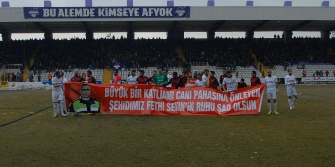 Futbolcular İzmir Kahramanı Sekin’i Unutmadı