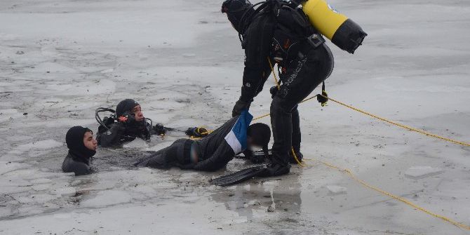 Bisikletle Geçtikleri Çayın Üzerindeki Buz Kırıldı, 2 Çocuk Hayatını Kaybetti
