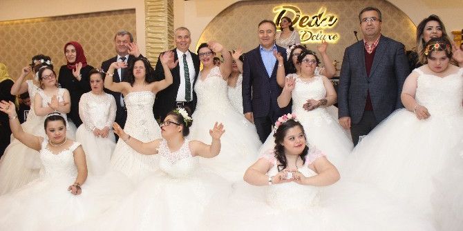 Denizli’de ’Aramızda Artı Bir Kromozomun Lafı Olmaz’ Defilesi