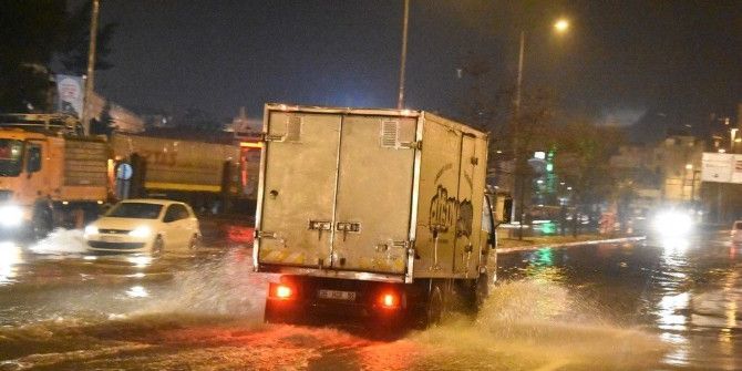 İzmir’de Sağanak Yağış Hayatı Olumsuz Etkiledi
