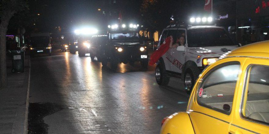 Niğdoff’dan Darbe Girişimine Konvoylu Tepki