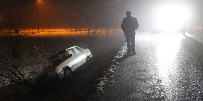 Buzlu Yolda Trafik Kazası: 1 Yaralı