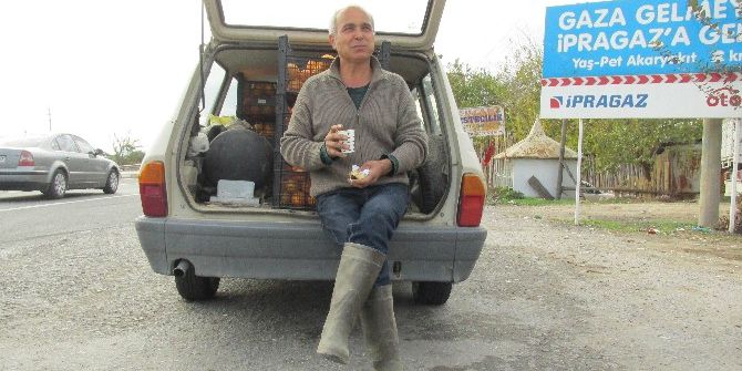 Kahraman Çiftçi Yorgunluk Kahvesini Polisin Elinden İçti