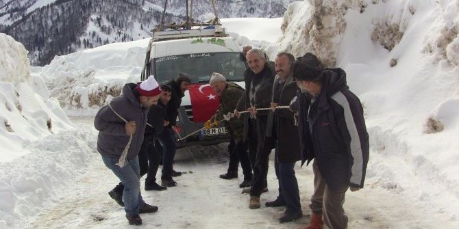 Artvin’de Bin 900 Rakımlı Köyde Tünel Müjdesi Horonla Kutlandı