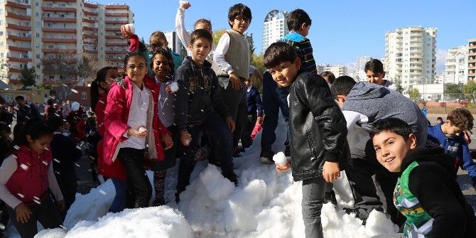 Mezitli Belediyesi ‘Kar’ı Çocukların Ayağına Getirdi